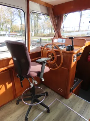 stuurhut met houten stuurwiel en stoel