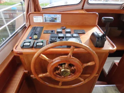 kajuit stuurstand met houten stuurwiel