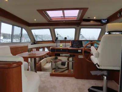 stuurhut interieur met tafel en stuurstand