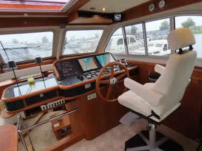 roerkamer interieur met stuurstoel en instrumenten