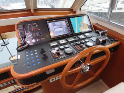 Stuurstand en instrumenten van bootinterieur