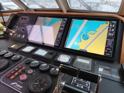 stuurstand met navigatieschermen en instrumenten