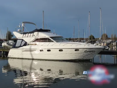 wit motorjacht in jachthaven