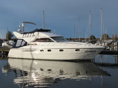 wit motorjacht in jachthaven