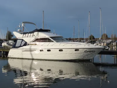 motorjacht aangemeerd in haven