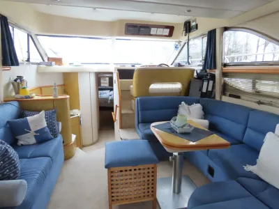 Binnenruimte met zithoek en stuurstand