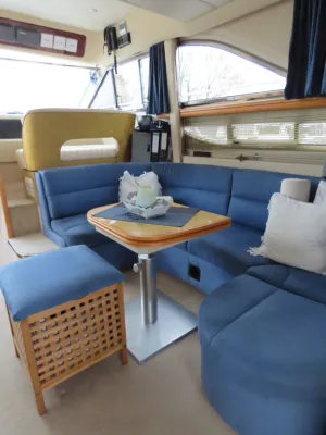 interieur salon met zithoek en tafel
