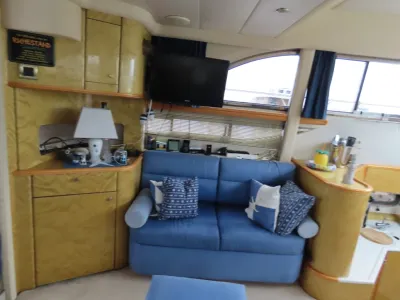 interieur salon met blauwe bank en ramen