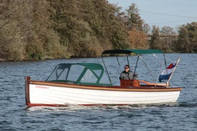 klassieke motorsloep op het water