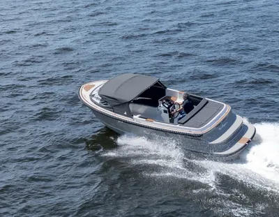 motorboot varend op open water