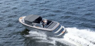 snel varende motorboot op open water