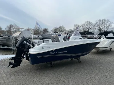 motorboot op trailer in jachthaven