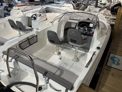 cockpit en achterdek van witte boot in showroom