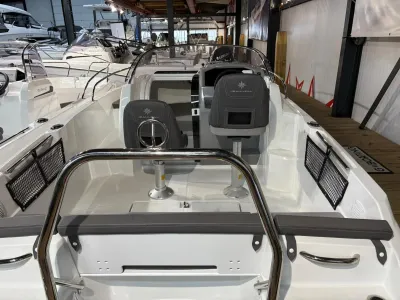 console en zitplaatsen van open boot