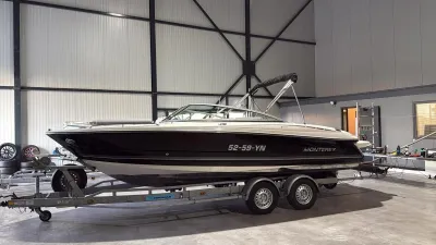 snelboot op aanhanger in hal