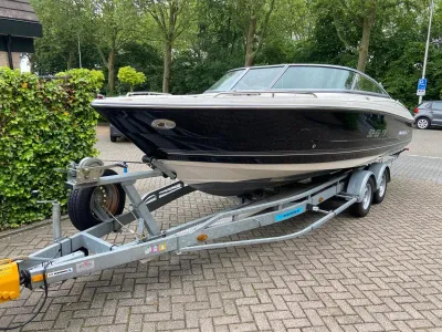 boot op trailer geparkeerd in straat