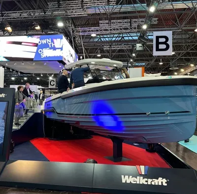 Boot op beursvloer in binnenhal