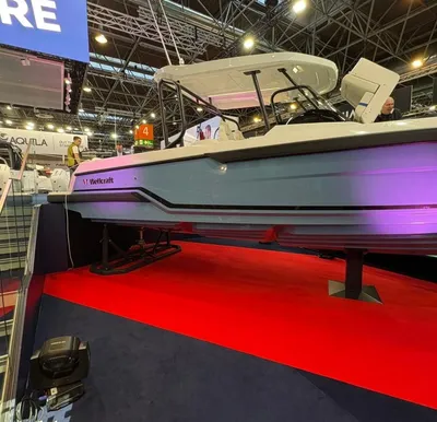 boot op beursvloer, zijaanzicht