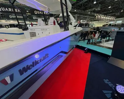 boot op binnenbeurs met publiek