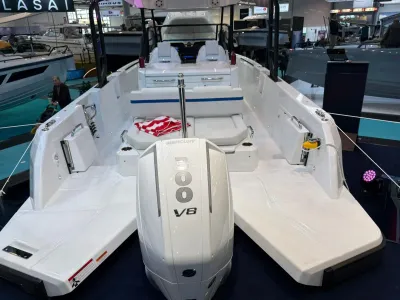 achterdek van een motorboot op beurs