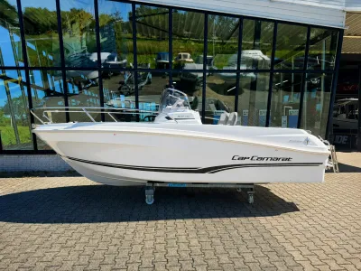 witte consoleboot buiten voor showroom