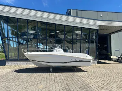 boot bij showroom buiten