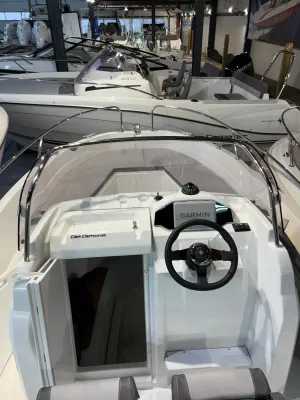stuurconsole en voorzijde van boot