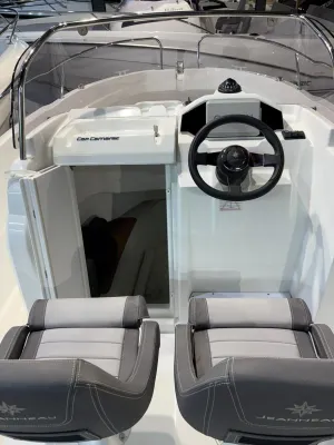 console en stoelen van een kleine boot