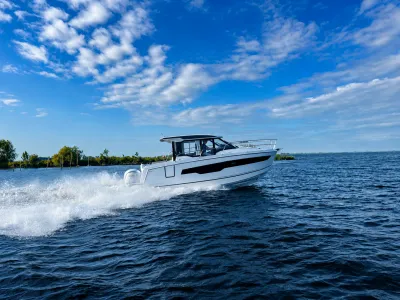 motorboot varend op open water