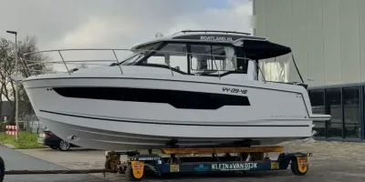motorboot op trailer bij opslaggebouw