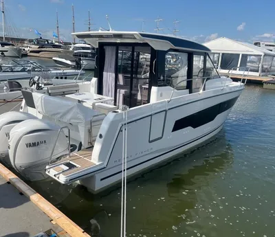 Motorboot aangemeerd in jachthaven