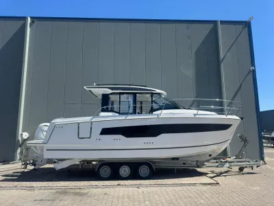 motorboot op trailer voor hal