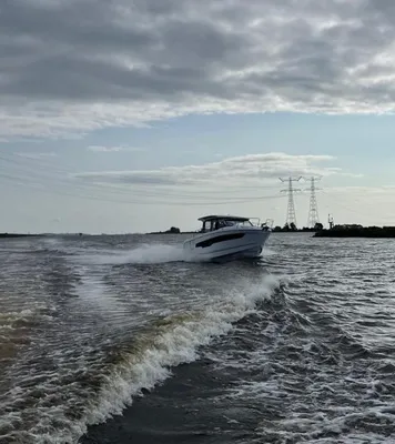 motorboot varend op rivier onder bewolkte lucht