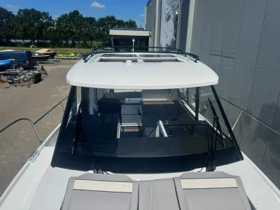 vooraanzicht van boot met stuurhuis