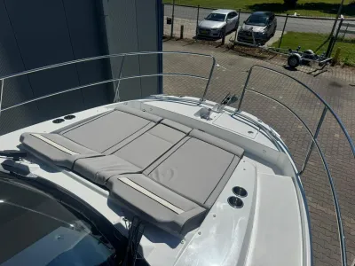 boeg met zonnedek en kussens