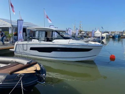 motorboot afgemeerd in een jachthaven