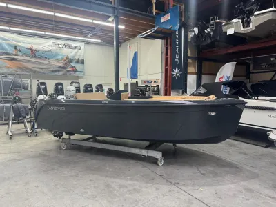 sloep in showroom op verrijdbaar bok