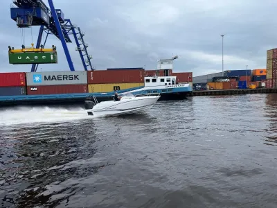 motorboot varend in haven met containers