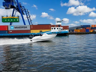 snelboot varend bij containerkade