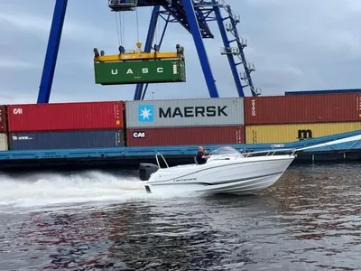 motorboot varend bij containerterminal