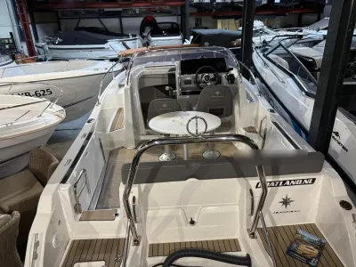 consoleboot in showroom met zitplaats en cockpit