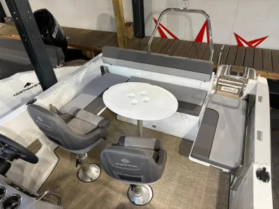 cockpit met zitplaatsen en tafel