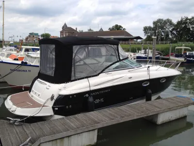 motorboot afgemeerd bij een houten steiger