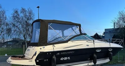 sportcruiser op trailer bij loods