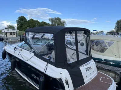 boot met kap afgemeerd in de jachthaven