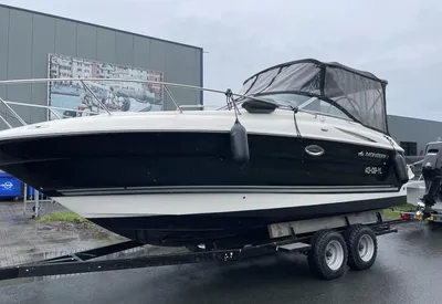 boot op trailer bij loods