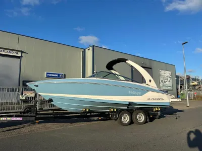 bowrider op trailer bij bedrijfspand