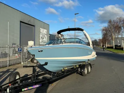 blauwe boot op trailer naast bedrijfsgebouw