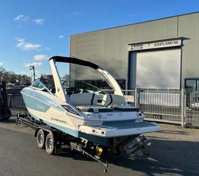 motorboot op trailer bij bedrijfsgebouw