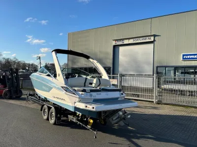 boot op trailer voor bedrijfsgebouw